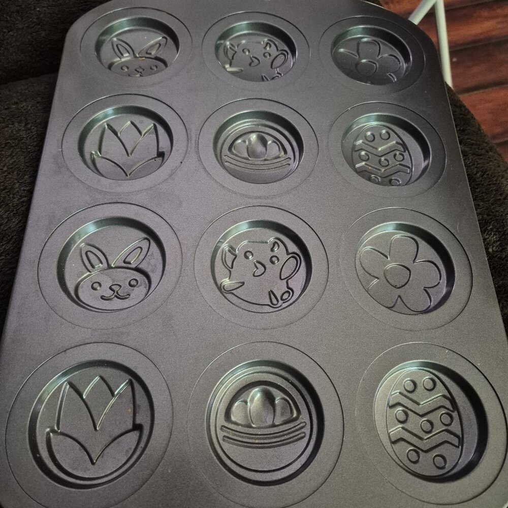 Wilton Easter Spring Cookie Pan Bakeware 12 Cavities Bunny Chick Egg Flower CUTE